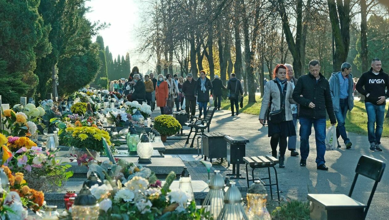  Tłumy na cmentarzu przy ul. Droga Męczenników Majdanka w Lublinie (zdjęcie 6) - Autor: Maciej Kaczanowski