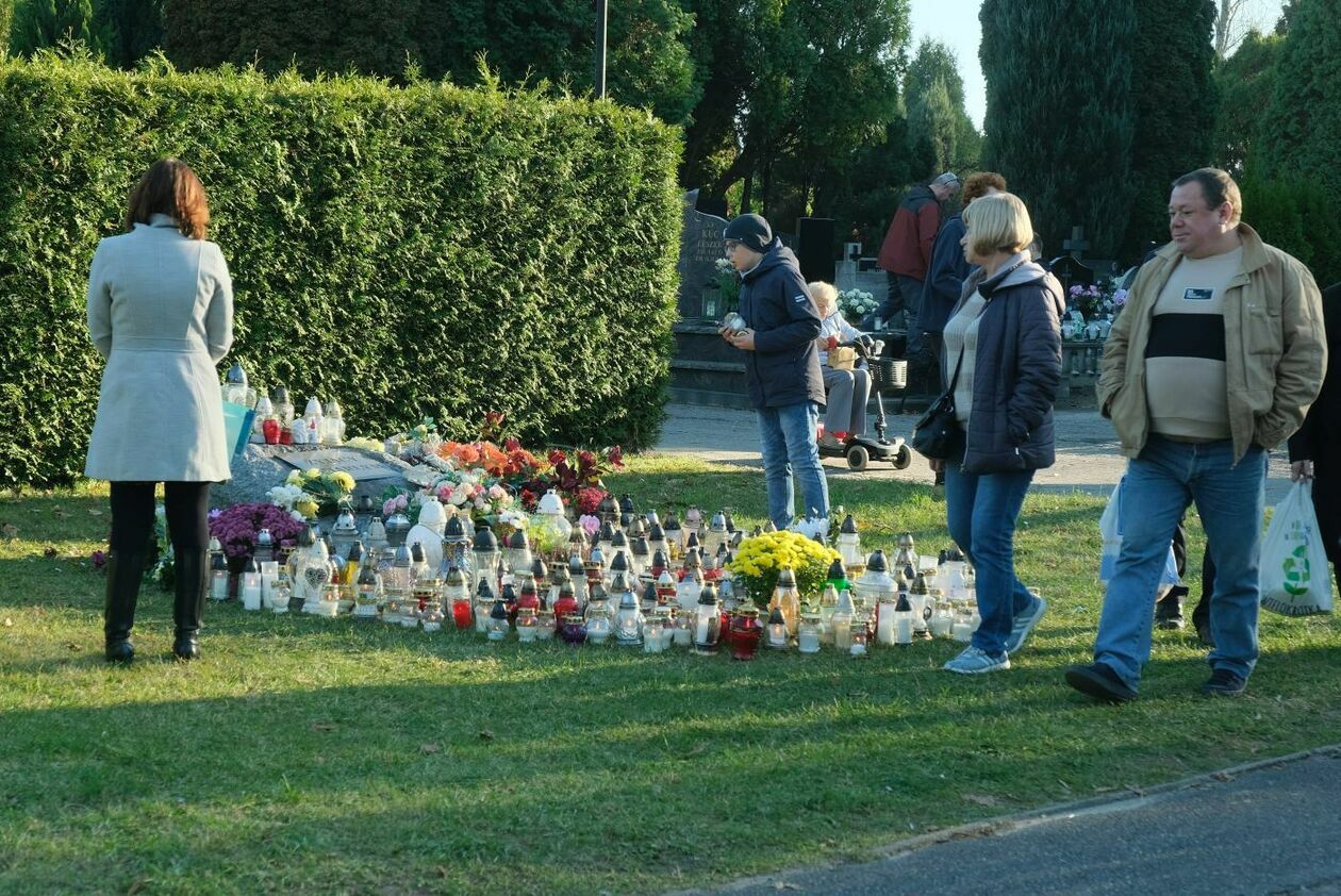  Tłumy na cmentarzu przy ul. Droga Męczenników Majdanka w Lublinie (zdjęcie 5) - Autor: Maciej Kaczanowski