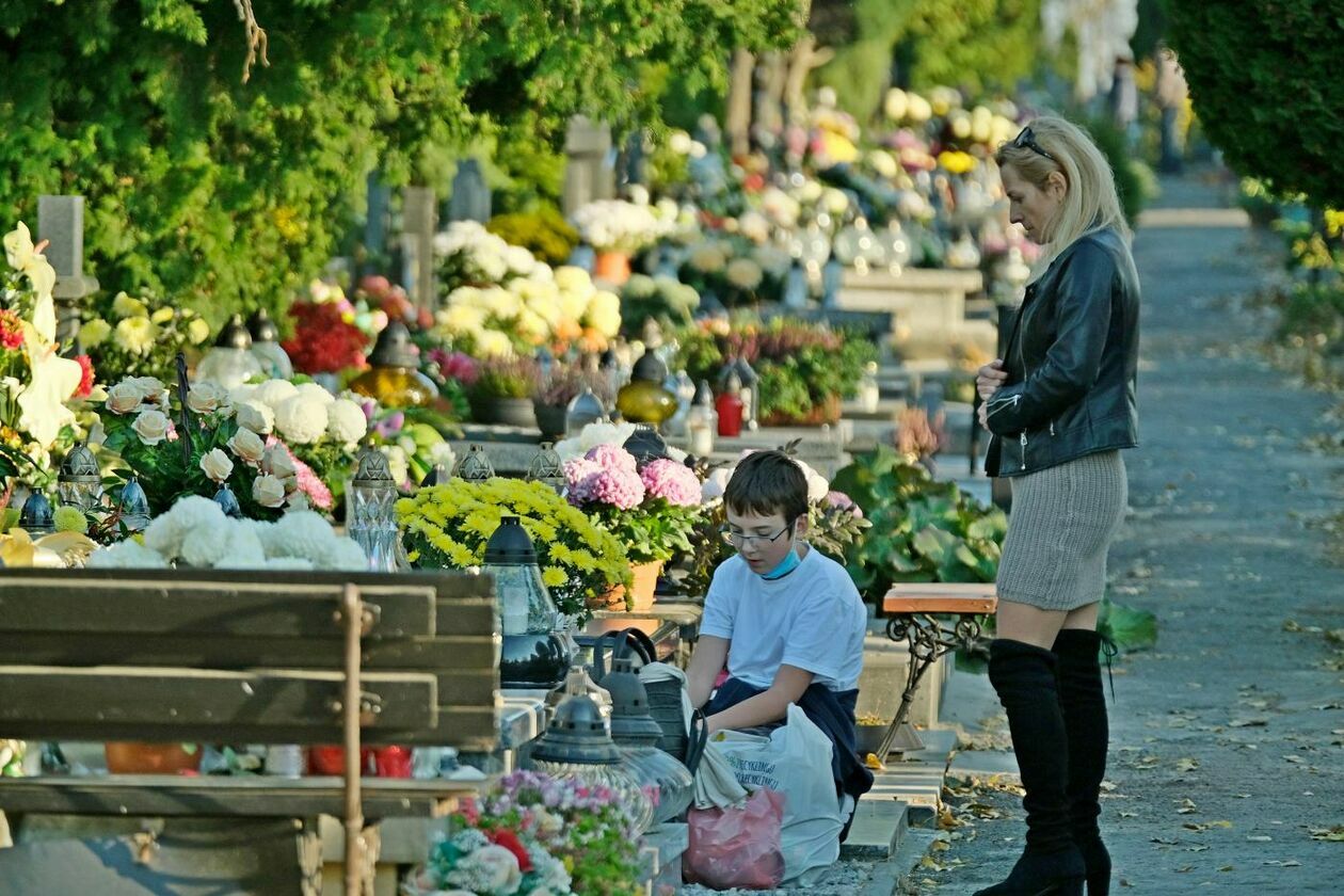  Tłumy na cmentarzu przy ul. Droga Męczenników Majdanka w Lublinie (zdjęcie 22) - Autor: Maciej Kaczanowski
