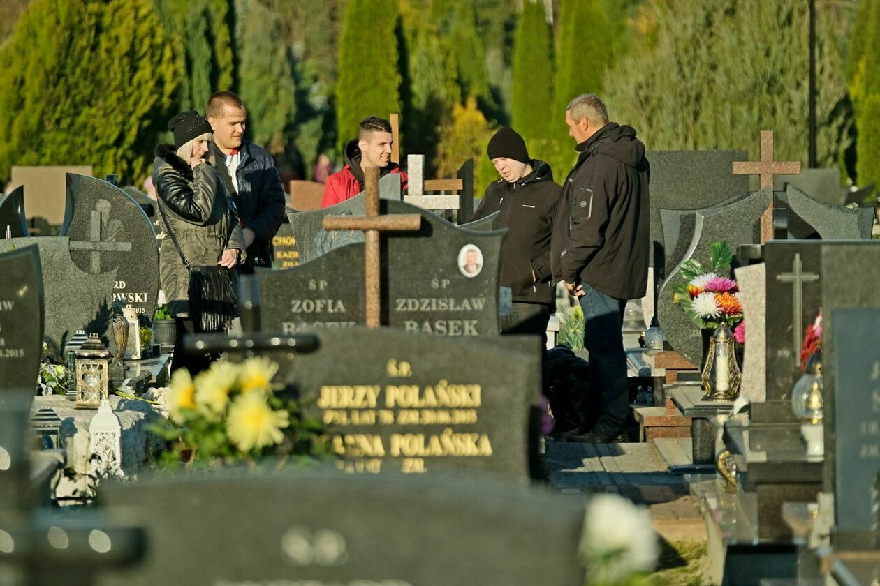  Tłumy na cmentarzu przy ul. Droga Męczenników Majdanka w Lublinie (zdjęcie 19) - Autor: Maciej Kaczanowski