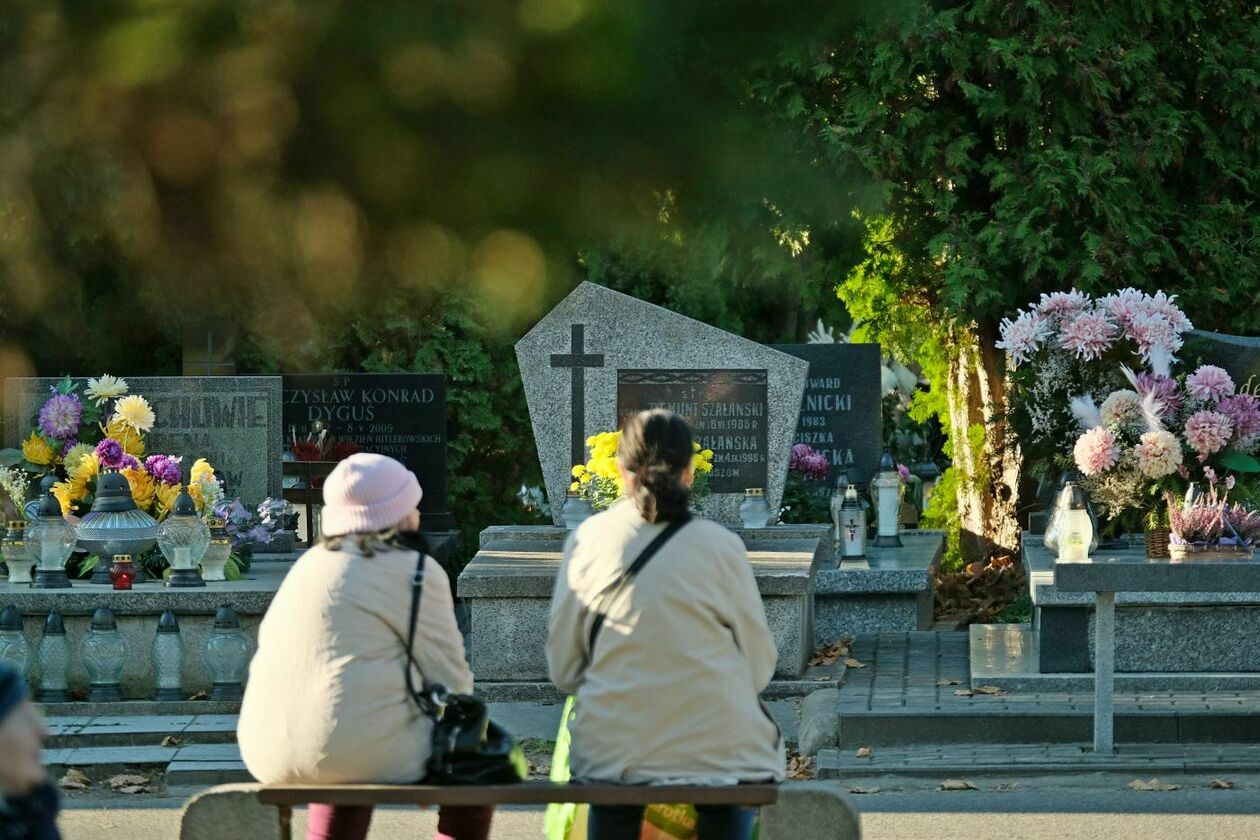  Tłumy na cmentarzu przy ul. Droga Męczenników Majdanka w Lublinie (zdjęcie 9) - Autor: Maciej Kaczanowski