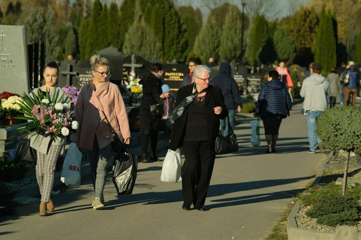  Tłumy na cmentarzu przy ul. Droga Męczenników Majdanka w Lublinie (zdjęcie 16) - Autor: Maciej Kaczanowski