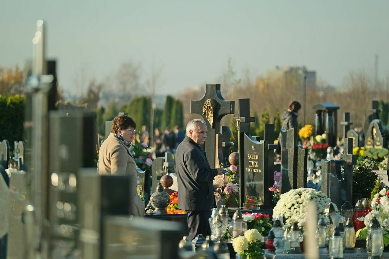  Tłumy na cmentarzu przy ul. Droga Męczenników Majdanka w Lublinie (zdjęcie 18) - Autor: Maciej Kaczanowski