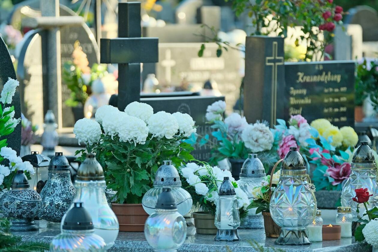  Tłumy na cmentarzu przy ul. Droga Męczenników Majdanka w Lublinie (zdjęcie 24) - Autor: Maciej Kaczanowski