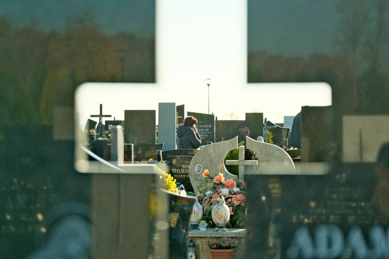  Tłumy na cmentarzu przy ul. Droga Męczenników Majdanka w Lublinie (zdjęcie 15) - Autor: Maciej Kaczanowski