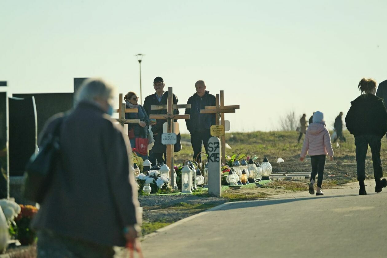  Tłumy na cmentarzu przy ul. Droga Męczenników Majdanka w Lublinie (zdjęcie 13) - Autor: Maciej Kaczanowski