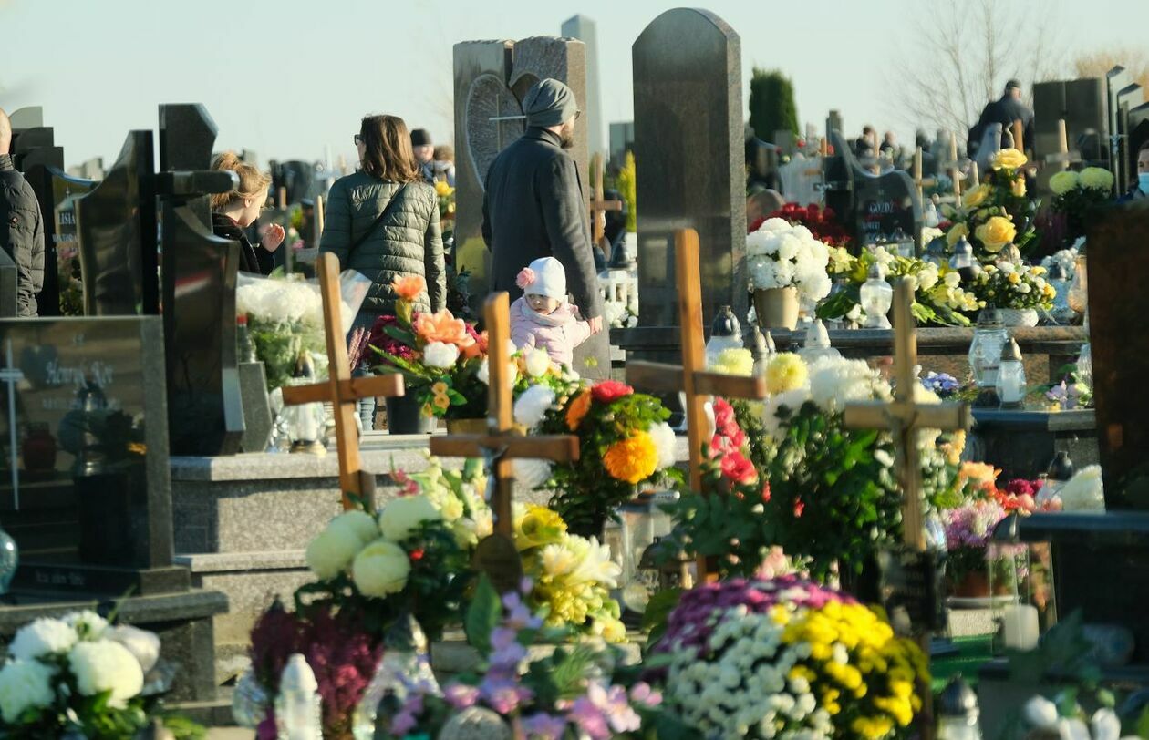  Tłumy na cmentarzu przy ul. Droga Męczenników Majdanka w Lublinie (zdjęcie 12) - Autor: Maciej Kaczanowski