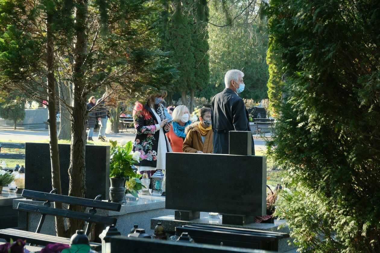  Tłumy na cmentarzu przy ul. Droga Męczenników Majdanka w Lublinie (zdjęcie 8) - Autor: Maciej Kaczanowski