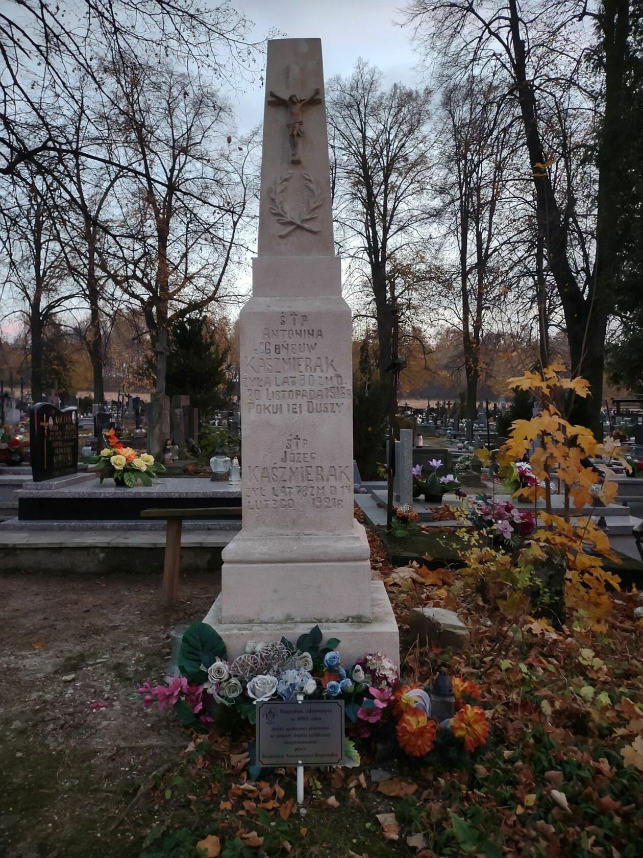  Nagrobki na cmentarzu w Zakrzówku odnowione w 2020 r.  - Autor: Dariusz Wajs