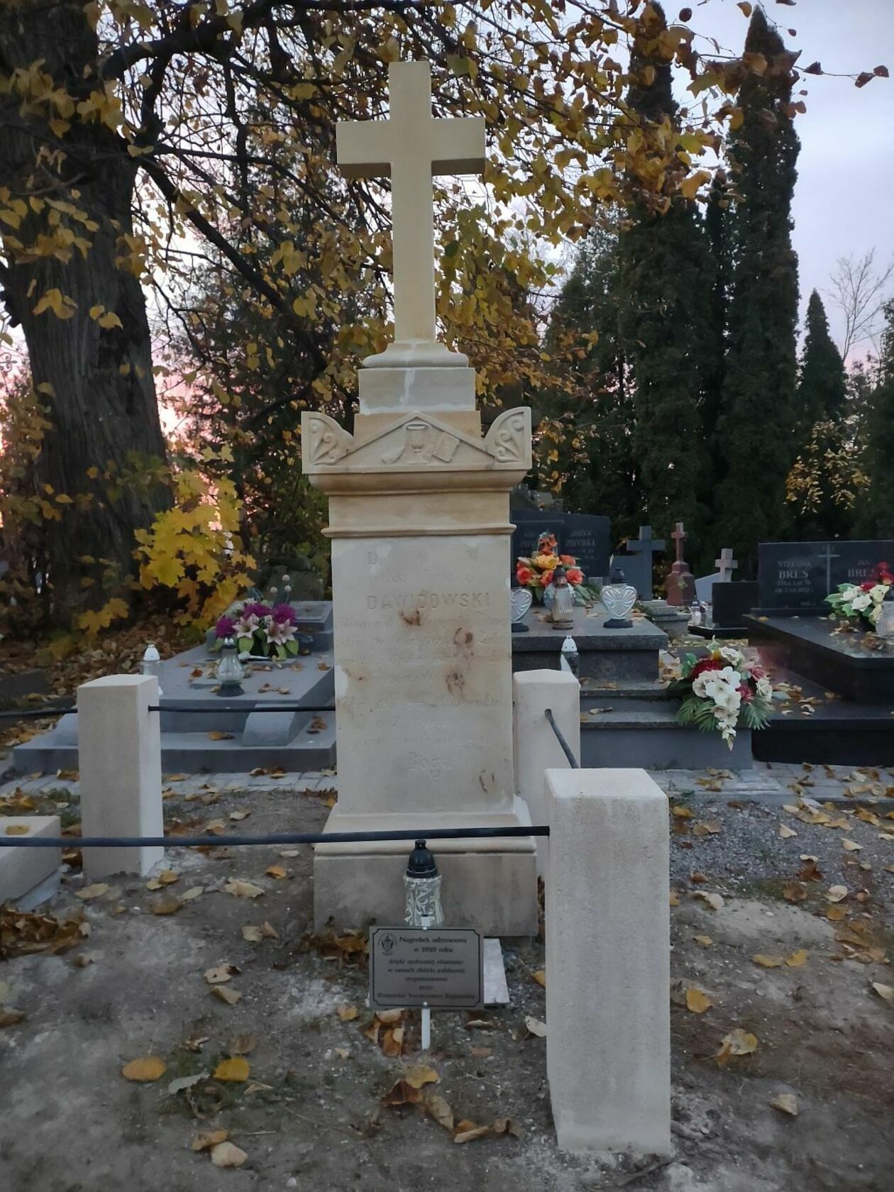 Nagrobki na cmentarzu w Zakrzówku odnowione w 2020 r. - Autor: Dariusz Wajs