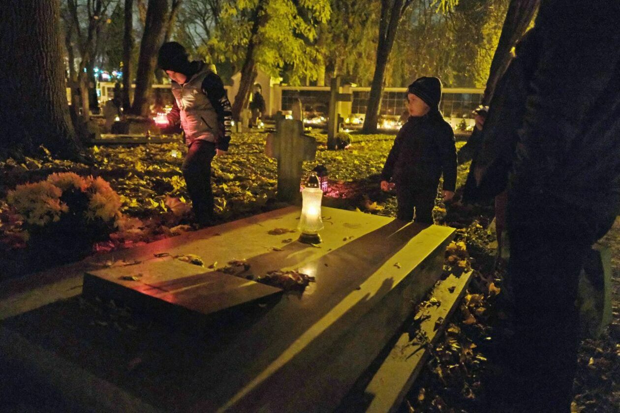  Cmentarz przy ul. Lipowej w nocnej scenerii (zdjęcie 22) - Autor: Maciej Kaczanowski