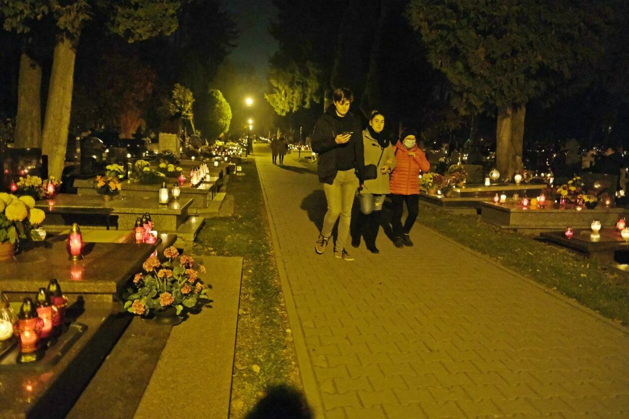  Cmentarz przy ul. Lipowej w nocnej scenerii (zdjęcie 11) - Autor: Maciej Kaczanowski