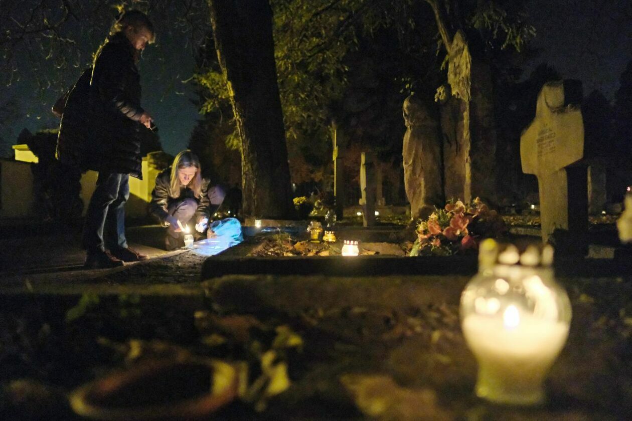  Cmentarz przy ul. Lipowej w nocnej scenerii (zdjęcie 15) - Autor: Maciej Kaczanowski