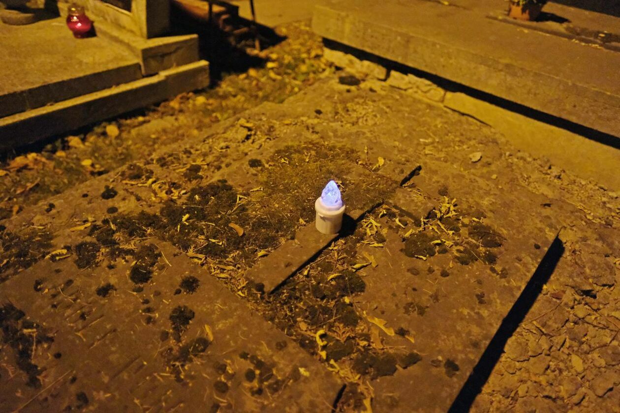  Cmentarz przy ul. Lipowej w nocnej scenerii (zdjęcie 12) - Autor: Maciej Kaczanowski