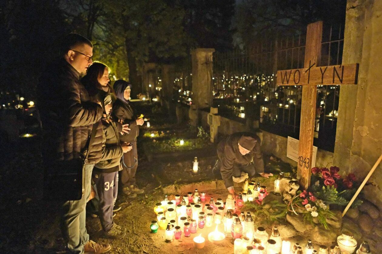  Cmentarz przy ul. Lipowej w nocnej scenerii (zdjęcie 19) - Autor: Maciej Kaczanowski