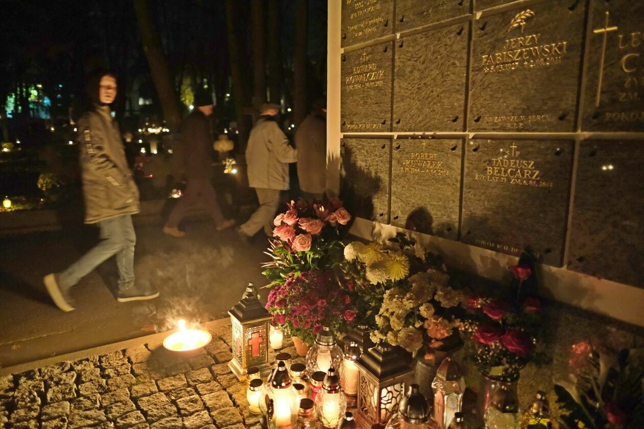  Cmentarz przy ul. Lipowej w nocnej scenerii (zdjęcie 4) - Autor: Maciej Kaczanowski