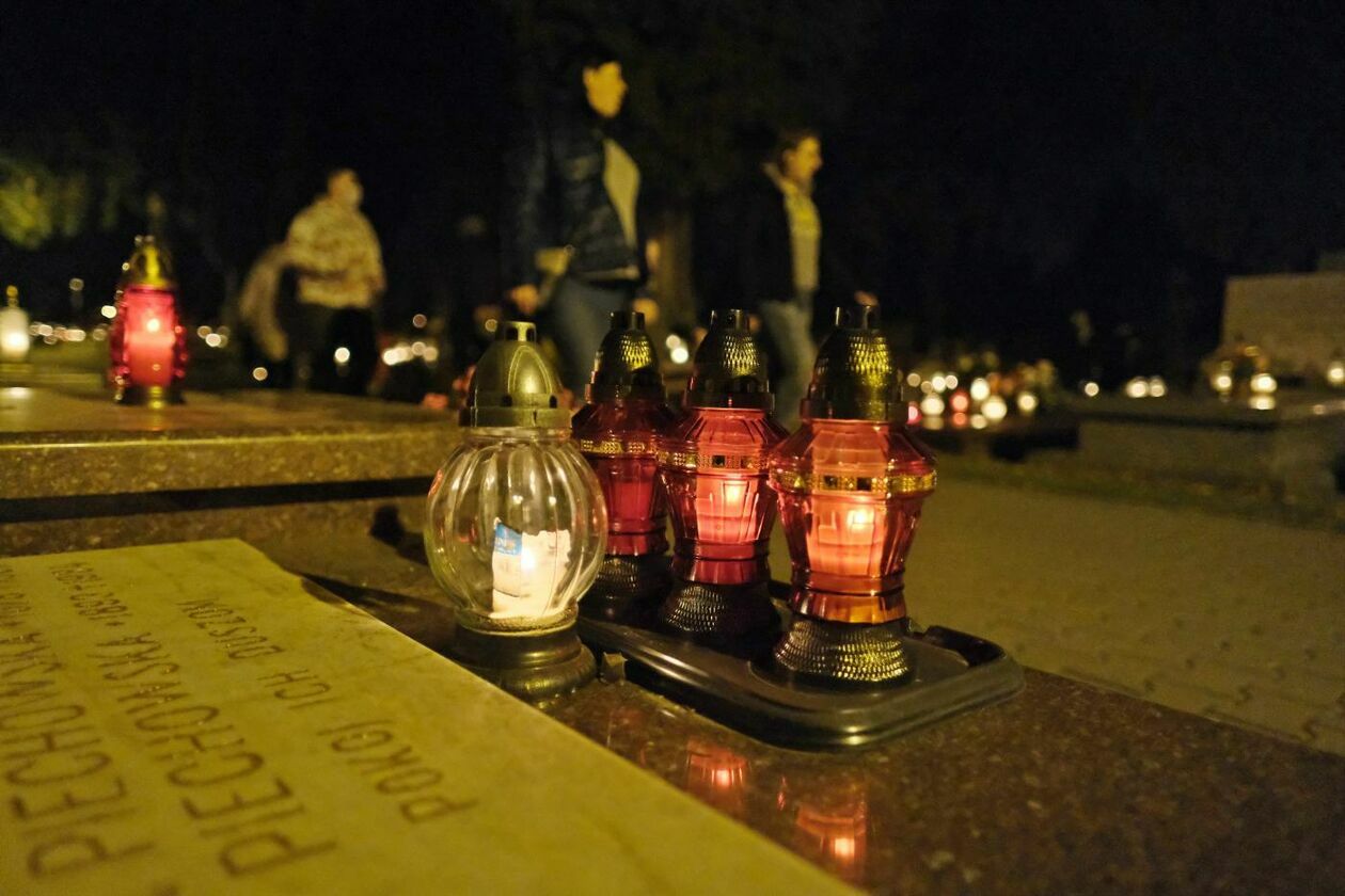  Cmentarz przy ul. Lipowej w nocnej scenerii (zdjęcie 10) - Autor: Maciej Kaczanowski
