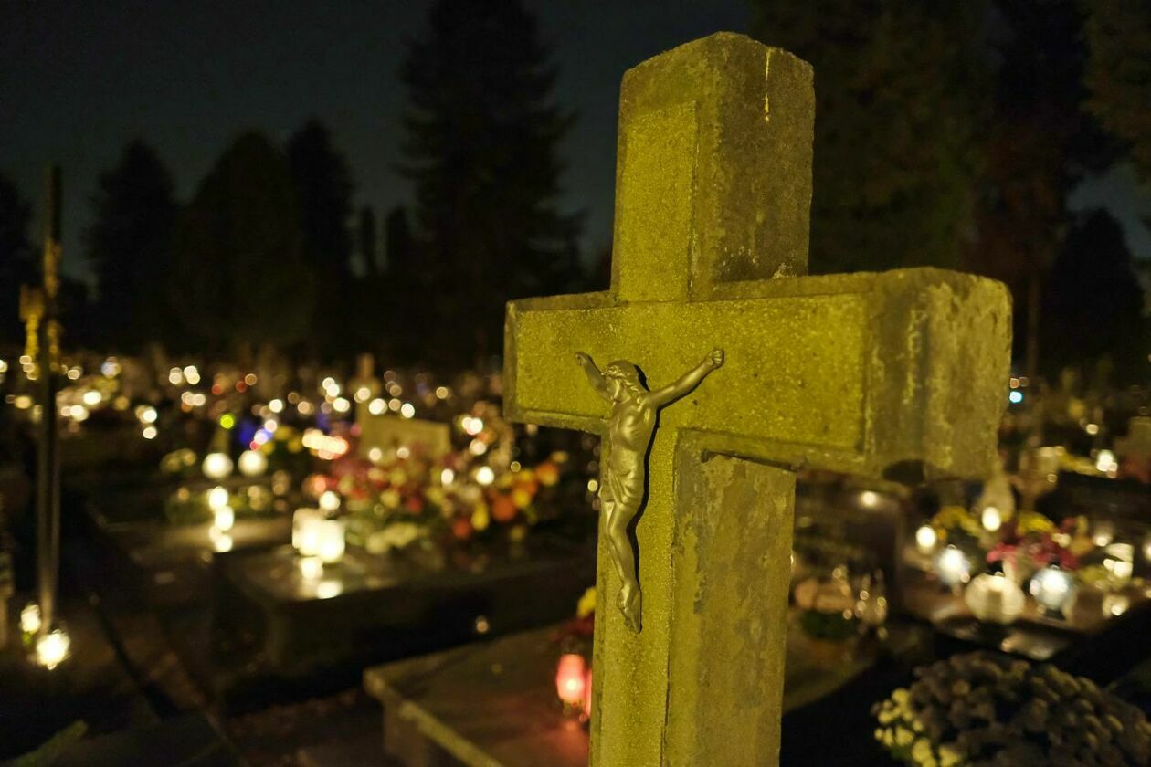  Cmentarz przy ul. Lipowej w nocnej scenerii (zdjęcie 8) - Autor: Maciej Kaczanowski