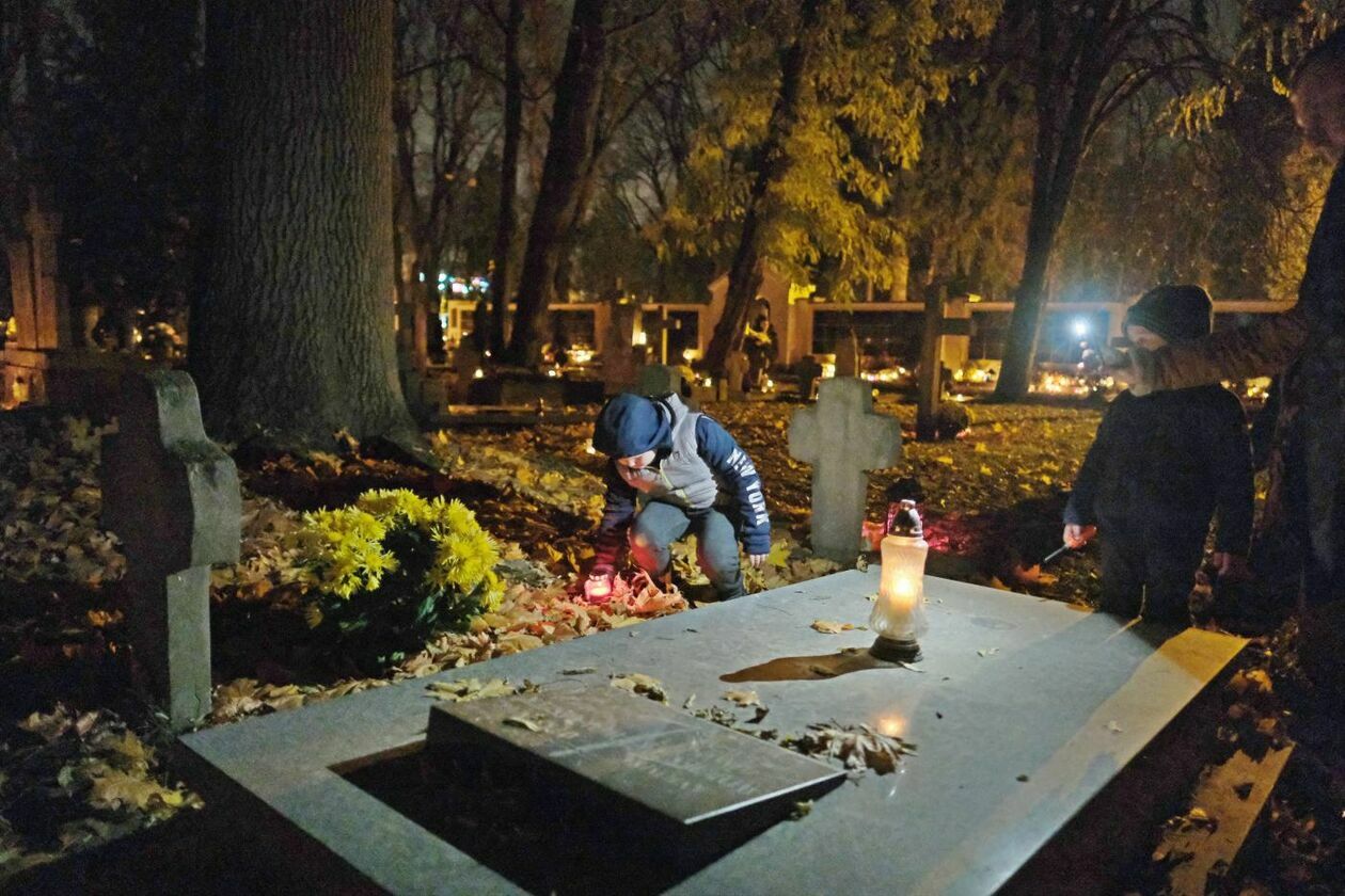  Cmentarz przy ul. Lipowej w nocnej scenerii (zdjęcie 21) - Autor: Maciej Kaczanowski