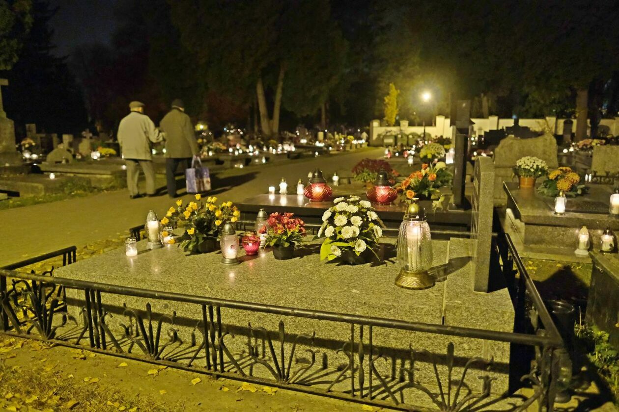  Cmentarz przy ul. Lipowej w nocnej scenerii (zdjęcie 5) - Autor: Maciej Kaczanowski