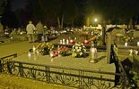 Cmentarz przy ul. Lipowej w nocnej scenerii (zdjęcie 5)