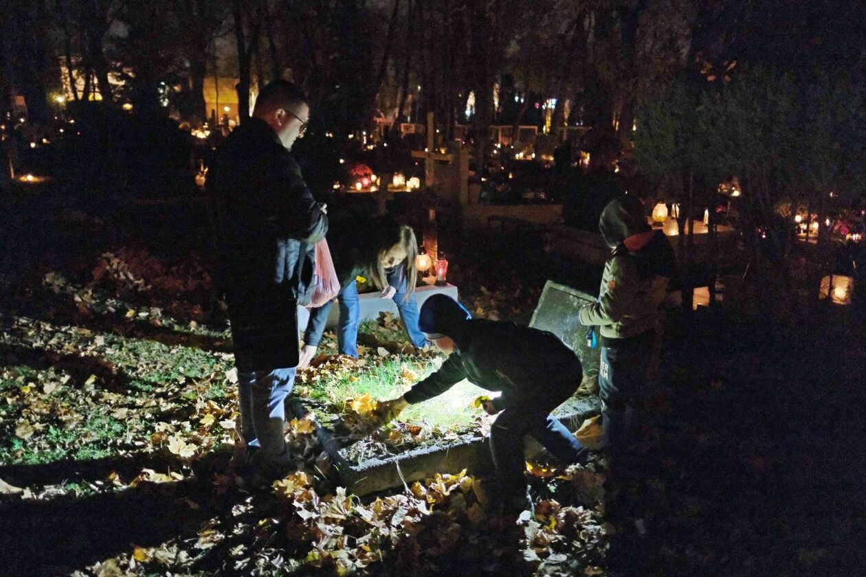  Cmentarz przy ul. Lipowej w nocnej scenerii (zdjęcie 16) - Autor: Maciej Kaczanowski