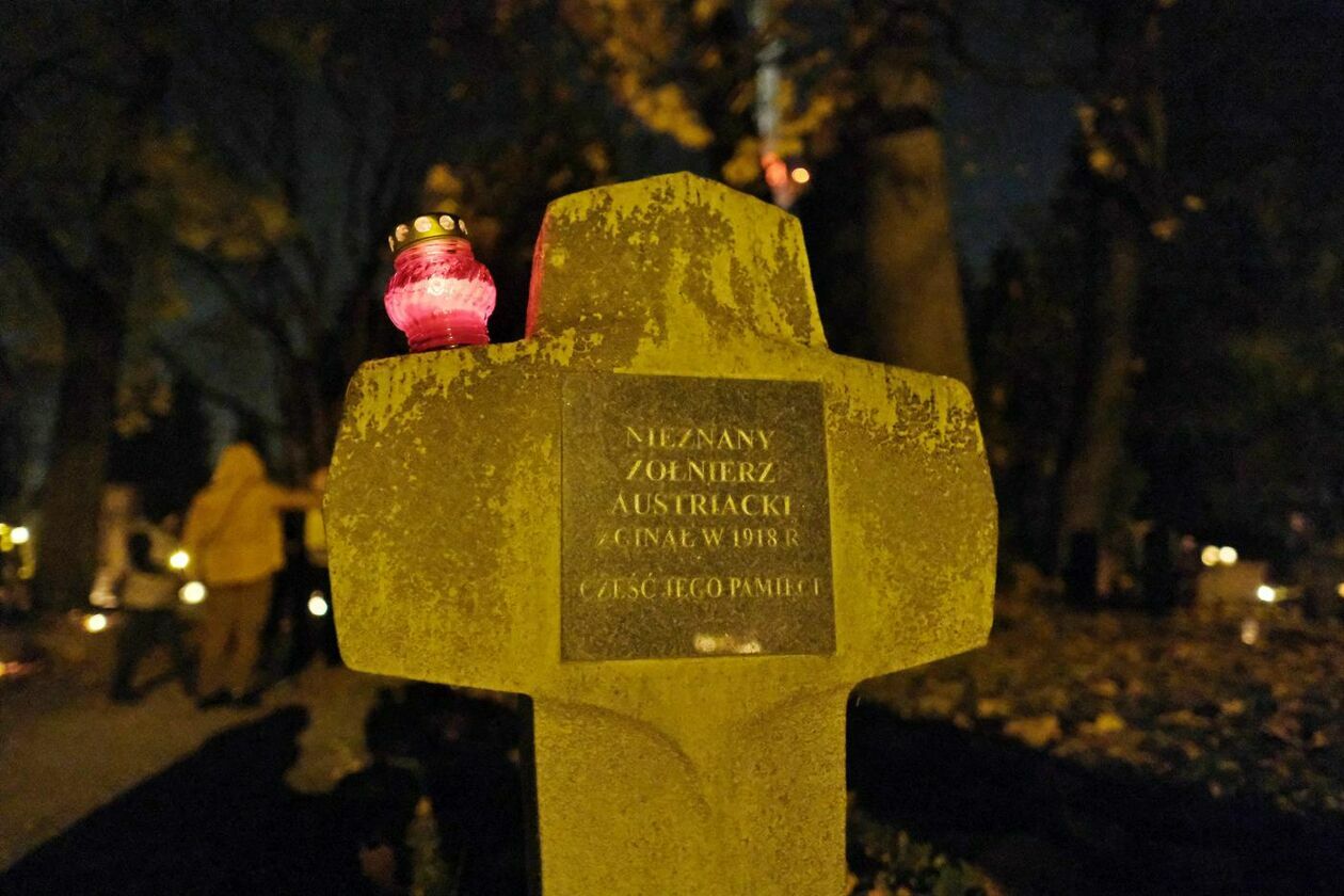  Cmentarz przy ul. Lipowej w nocnej scenerii (zdjęcie 23) - Autor: Maciej Kaczanowski