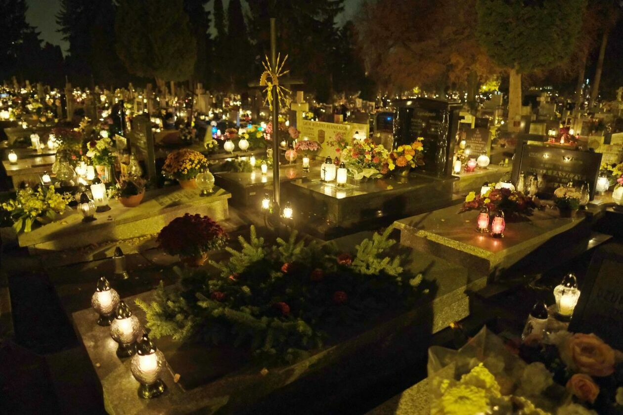  Cmentarz przy ul. Lipowej w nocnej scenerii (zdjęcie 7) - Autor: Maciej Kaczanowski