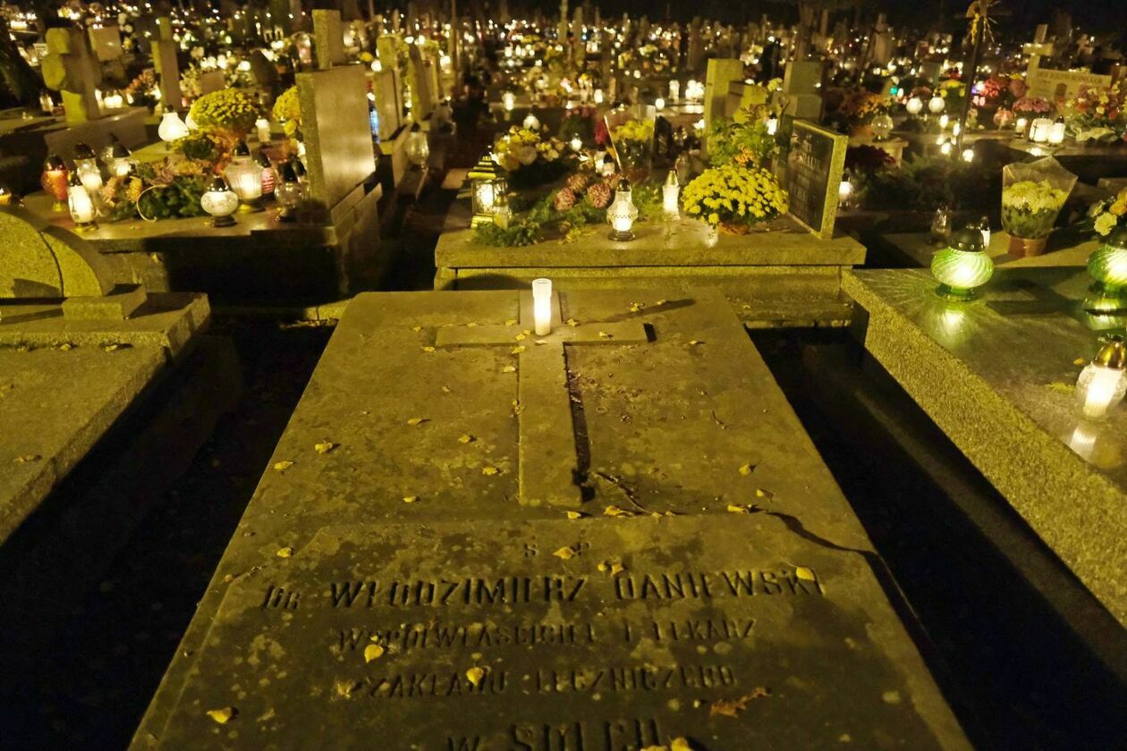  Cmentarz przy ul. Lipowej w nocnej scenerii (zdjęcie 6) - Autor: Maciej Kaczanowski