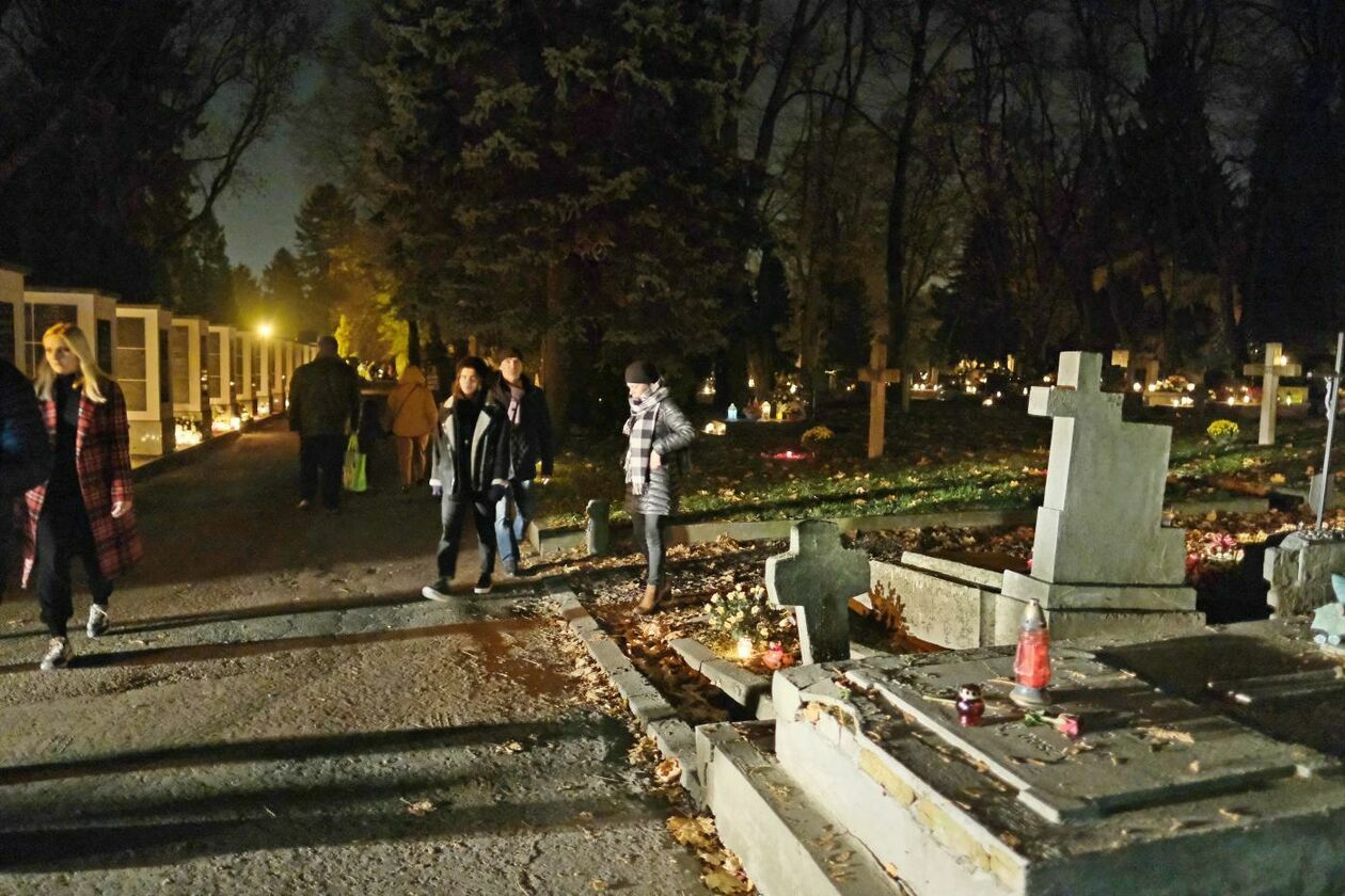  Cmentarz przy ul. Lipowej w nocnej scenerii  - Autor: Maciej Kaczanowski