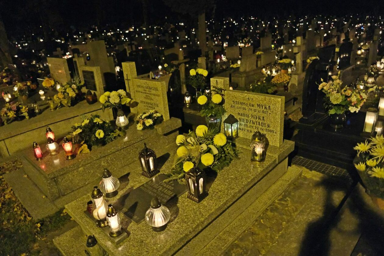  Cmentarz przy ul. Lipowej w nocnej scenerii (zdjęcie 13) - Autor: Maciej Kaczanowski