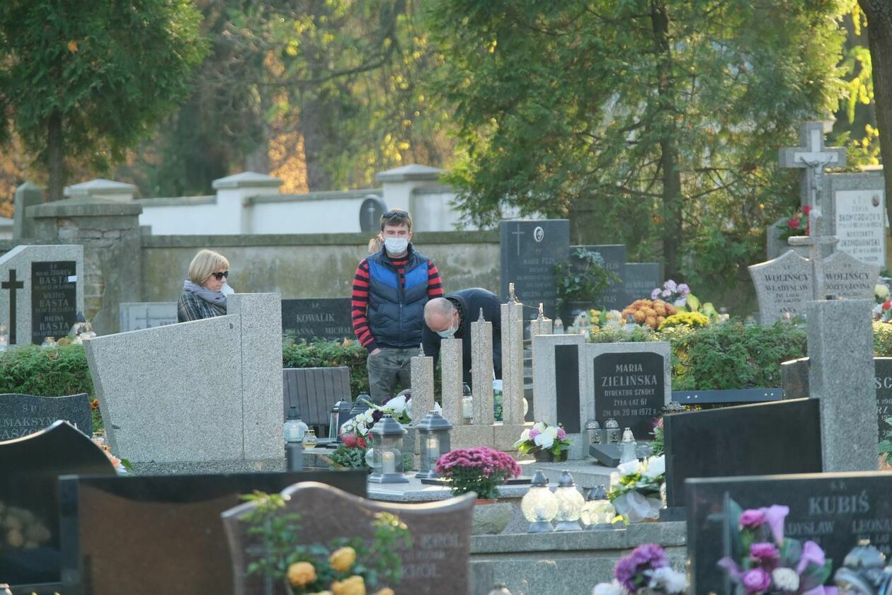  Cmentarz przy ul. Lipowej dzień Wszystkich Świętych (zdjęcie 15) - Autor: Maciej Kaczanowski