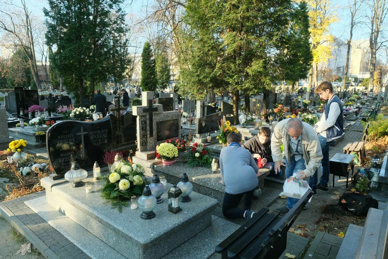  Cmentarz przy ul. Lipowej dzień Wszystkich Świętych (zdjęcie 20) - Autor: Maciej Kaczanowski
