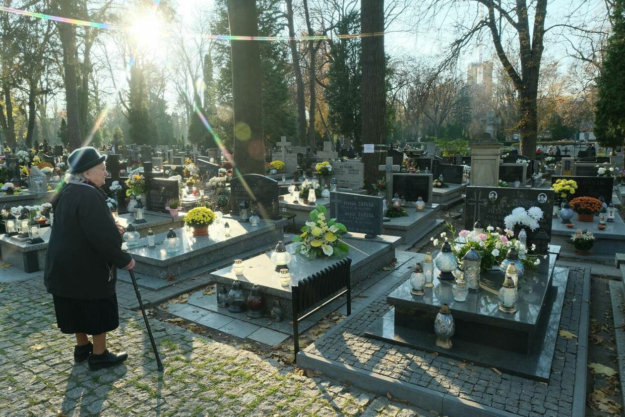  Cmentarz przy ul. Lipowej dzień Wszystkich Świętych (zdjęcie 21) - Autor: Maciej Kaczanowski
