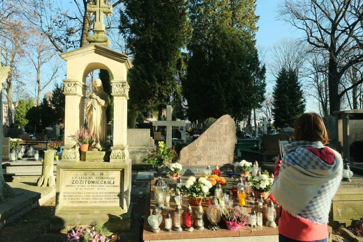  Cmentarz przy ul. Lipowej dzień Wszystkich Świętych (zdjęcie 35) - Autor: Maciej Kaczanowski