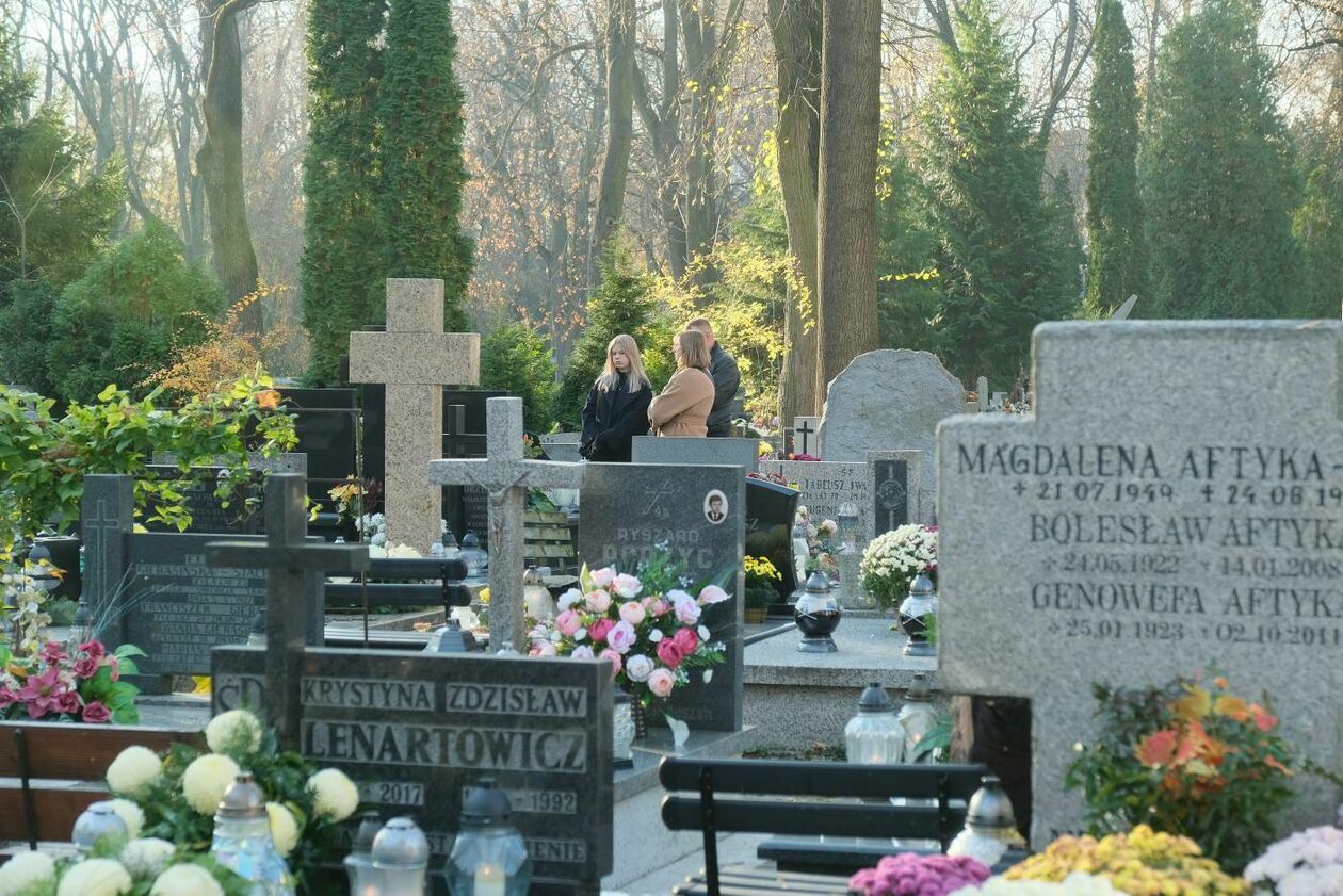  Cmentarz przy ul. Lipowej dzień Wszystkich Świętych (zdjęcie 22) - Autor: Maciej Kaczanowski