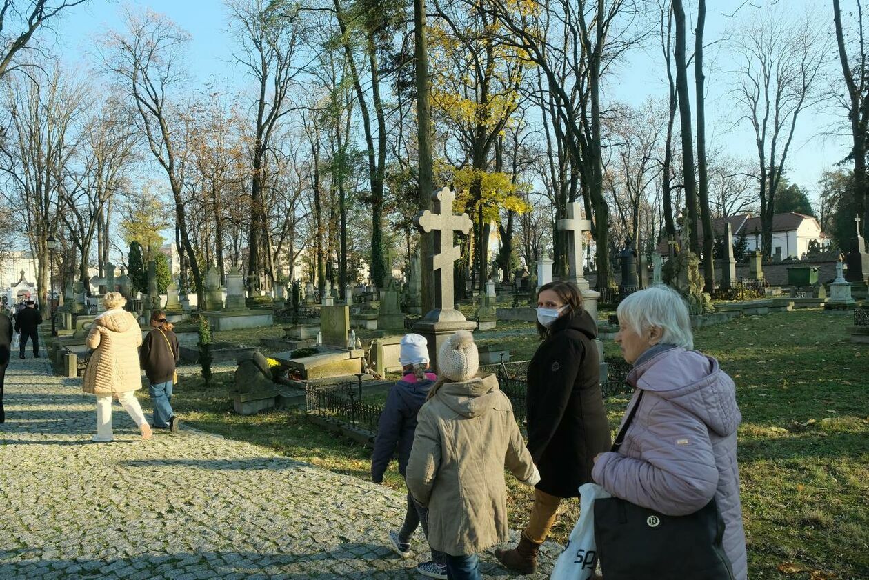  Cmentarz przy ul. Lipowej dzień Wszystkich Świętych (zdjęcie 25) - Autor: Maciej Kaczanowski