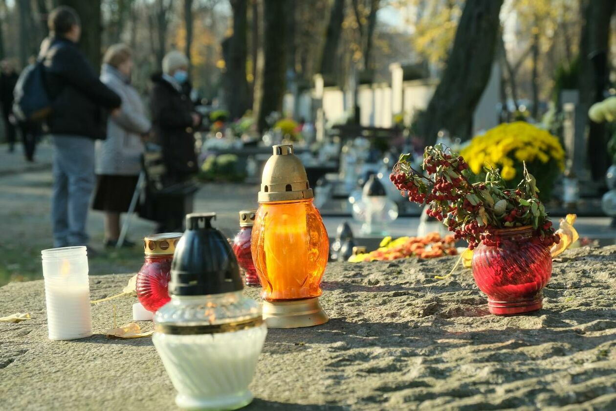  Cmentarz przy ul. Lipowej dzień Wszystkich Świętych (zdjęcie 27) - Autor: Maciej Kaczanowski
