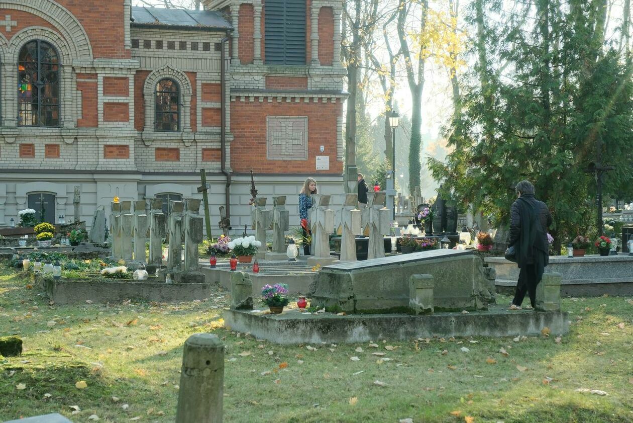  Cmentarz przy ul. Lipowej dzień Wszystkich Świętych (zdjęcie 24) - Autor: Maciej Kaczanowski