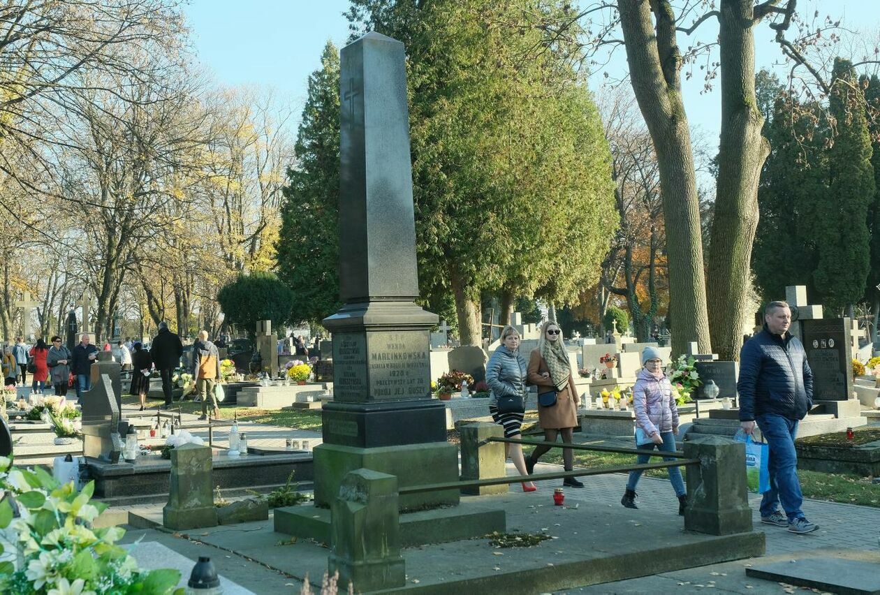  Cmentarz przy ul. Lipowej dzień Wszystkich Świętych (zdjęcie 41) - Autor: Maciej Kaczanowski