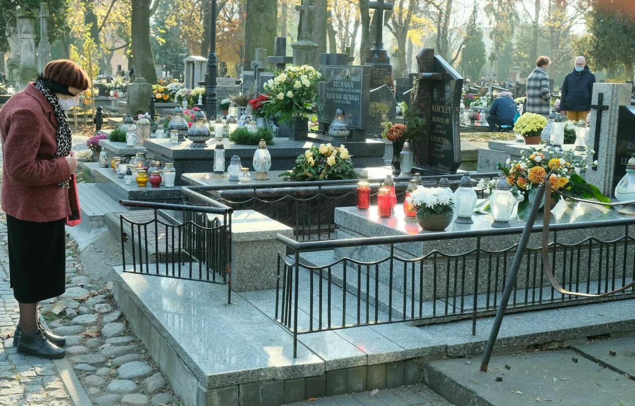  Cmentarz przy ul. Lipowej dzień Wszystkich Świętych (zdjęcie 38) - Autor: Maciej Kaczanowski