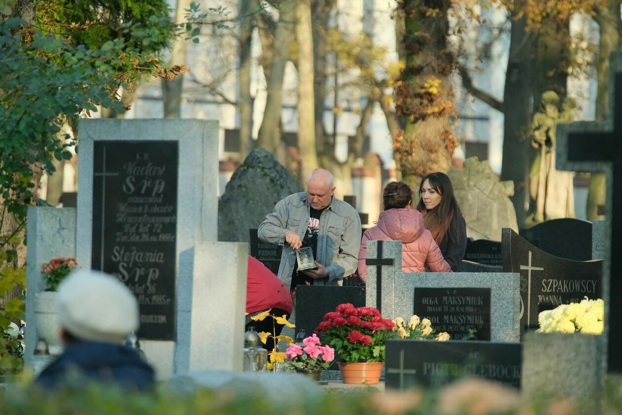  Cmentarz przy ul. Lipowej dzień Wszystkich Świętych (zdjęcie 16) - Autor: Maciej Kaczanowski