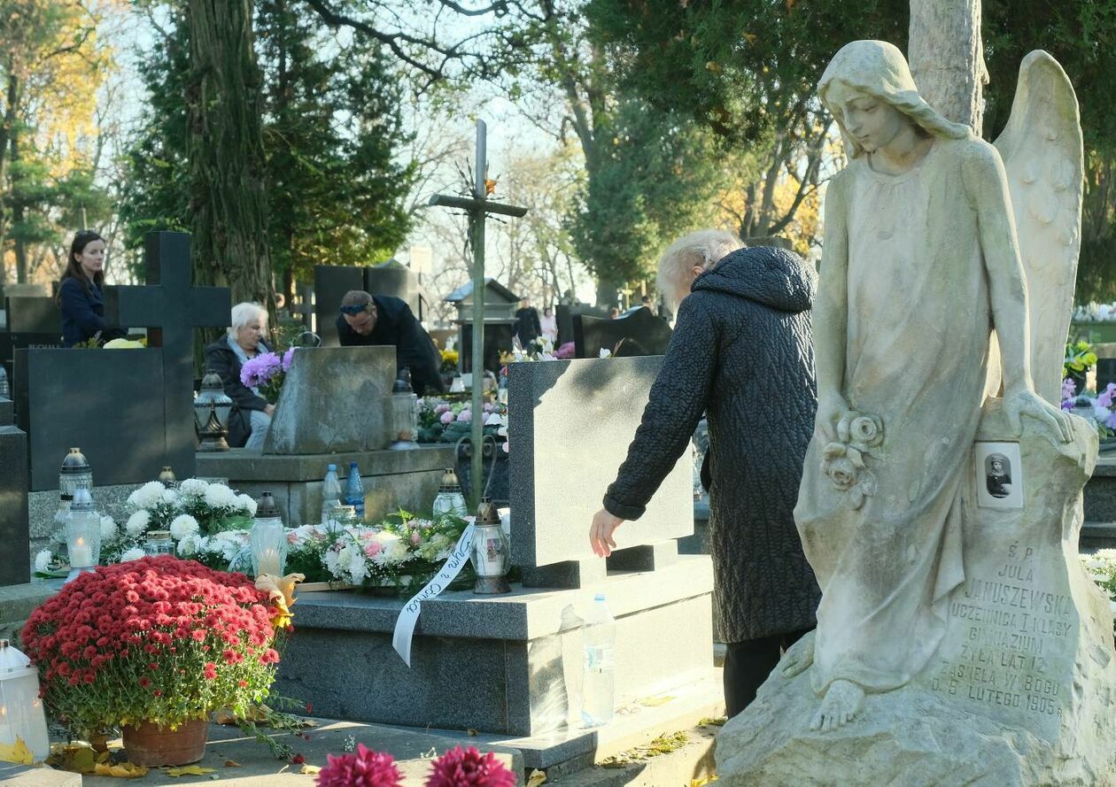 Cmentarz przy ul. Lipowej dzień Wszystkich Świętych (zdjęcie 40) - Autor: Maciej Kaczanowski