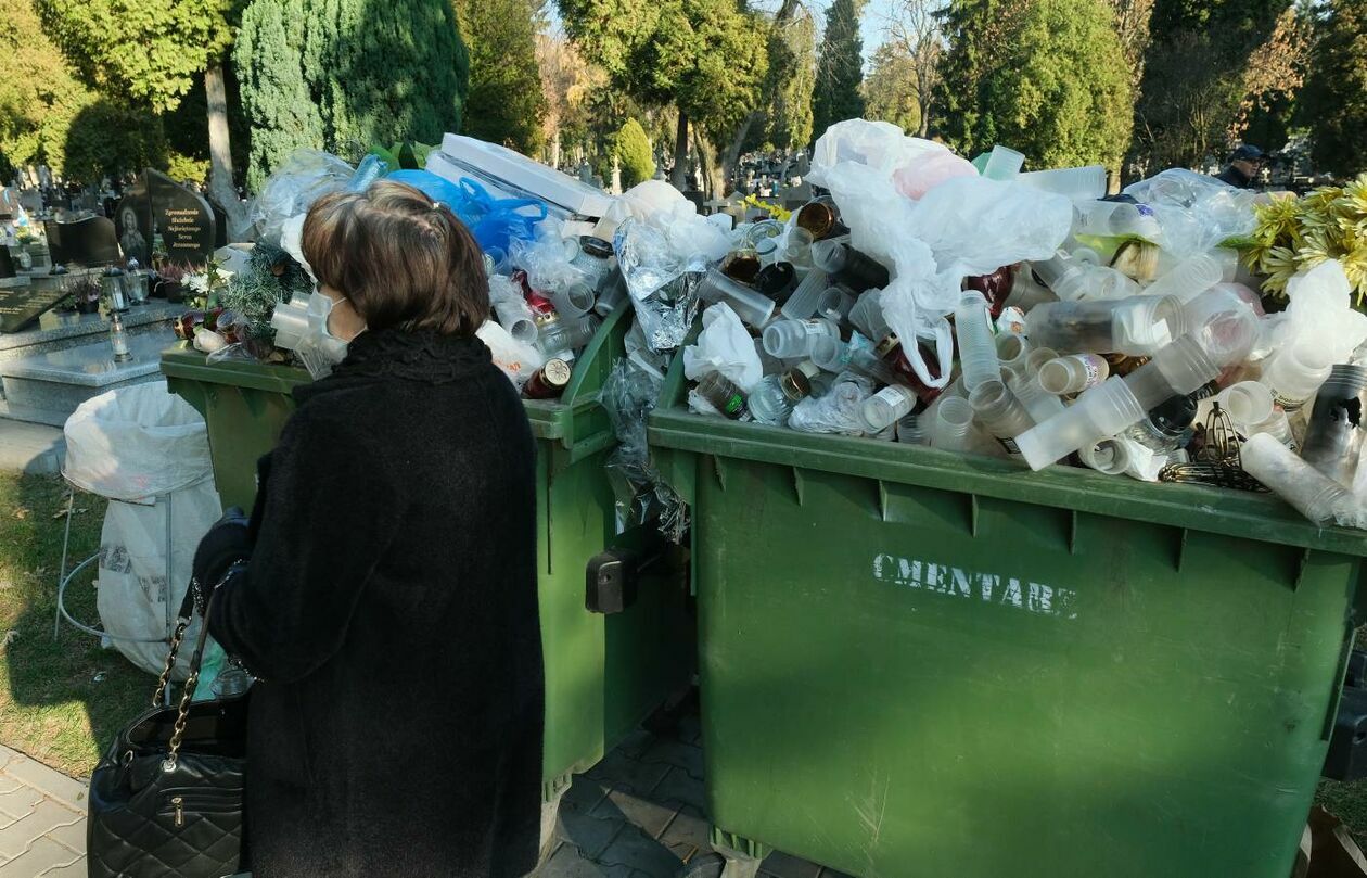  Cmentarz przy ul. Lipowej dzień Wszystkich Świętych (zdjęcie 44) - Autor: Maciej Kaczanowski