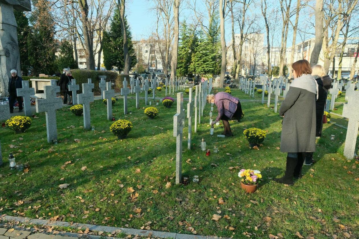  Cmentarz przy ul. Lipowej dzień Wszystkich Świętych (zdjęcie 17) - Autor: Maciej Kaczanowski