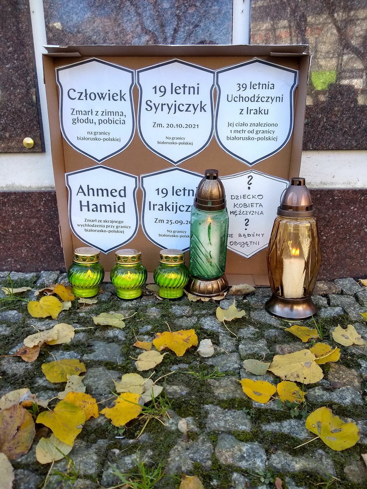 Symboliczne tablice pogrzebowe poświęcone zmarłym na granicy - Autor: Alina Januszczyk