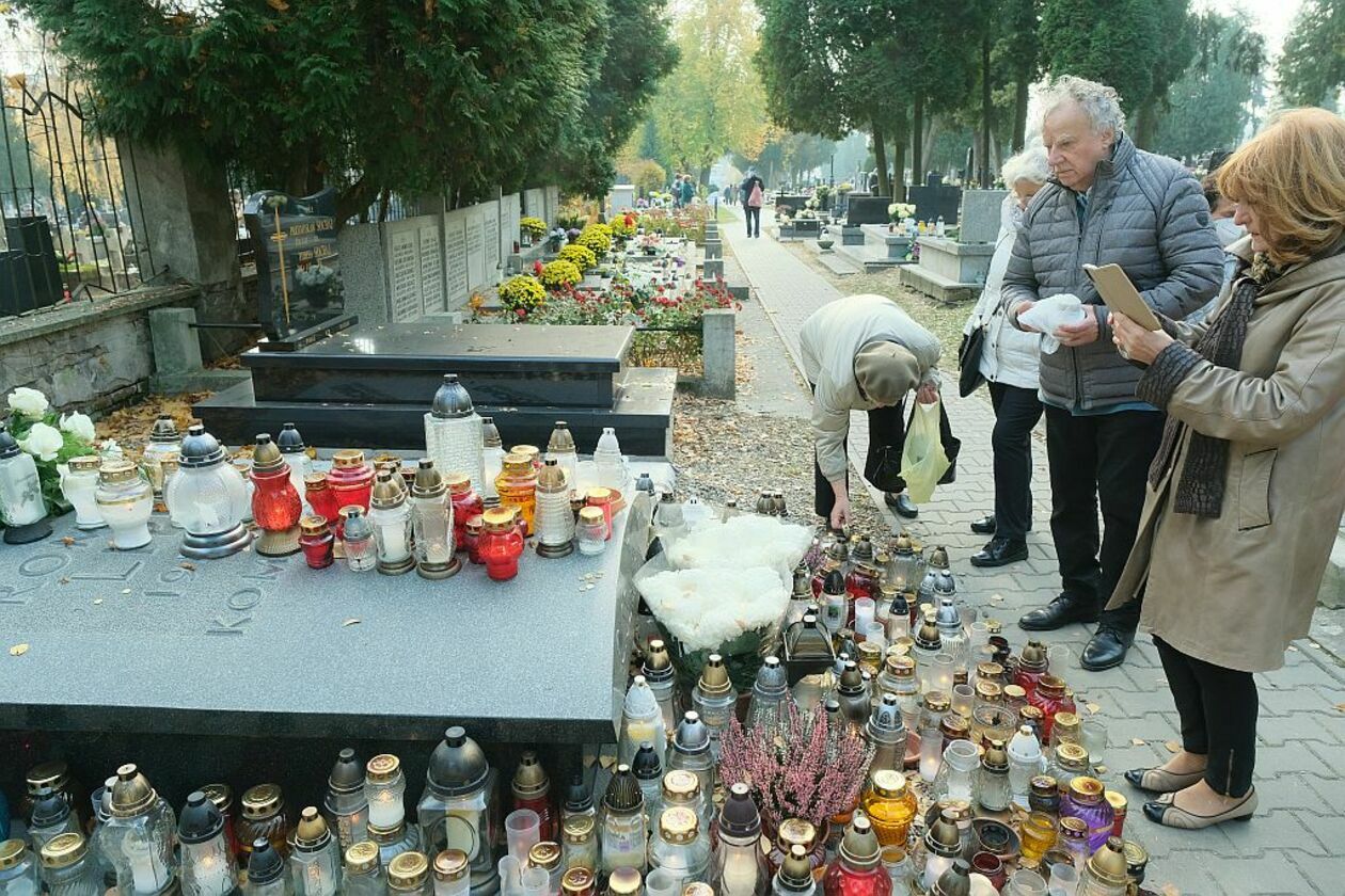  Lublinianie odwiedzają grób Romualda Lipki (zdjęcie 5) - Autor: Maciej Kaczanowski