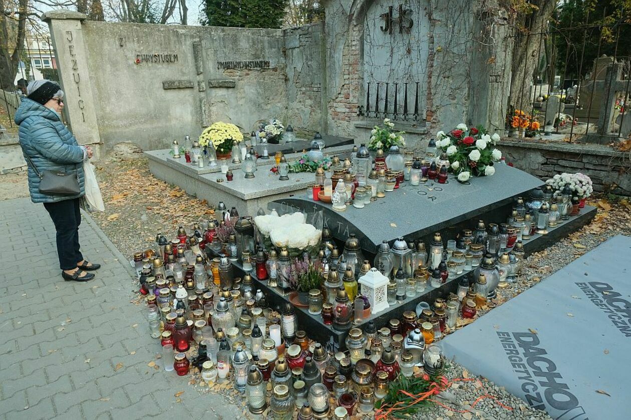  Lublinianie odwiedzają grób Romualda Lipki (zdjęcie 3) - Autor: Maciej Kaczanowski