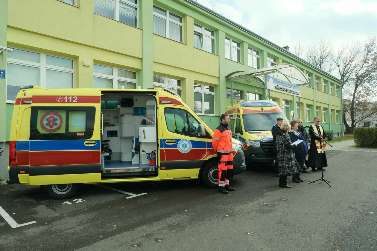  Wojewódzkie Pogotowie Ratunkowe otrzymało dwa nowe ambulansy (zdjęcie 16) - Autor: Maciej Kaczanowski