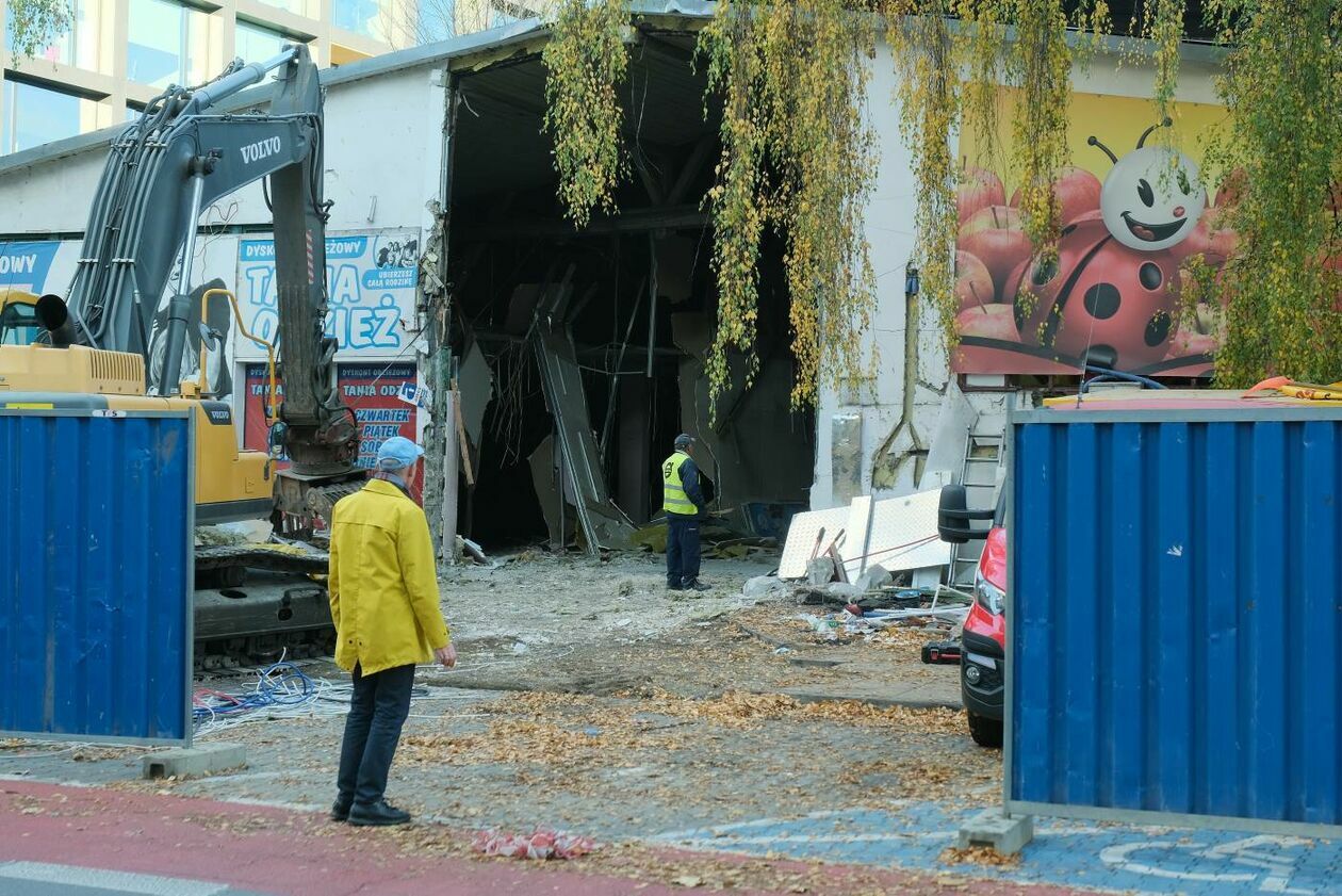  Zaczęła się rozbiórka budynku przy ul. Wieniawskiej, gdzie był sklep Biedronka (zdjęcie 5) - Autor: Maciej Kaczanowski
